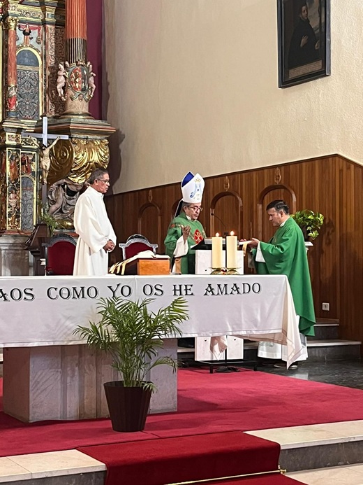 Tomado posesión el nuevo párroco de San Miguel y Santo Tomás, el Padre Adam.